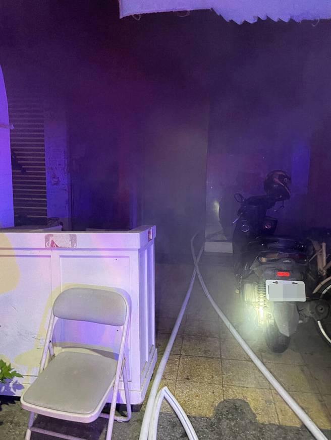 高雄市苓雅區一處公寓今（1）日情晨發生火警。（蕭宥彤翻攝）