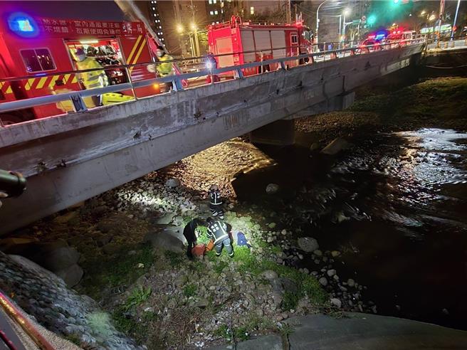 桃園市龜山警分局龜山派出所春節期間加強轄區巡邏維護治安，日前獲報陸光路橋有人失足掉下去，巡佐黃文憲等3人趕到現場，手電筒搜尋照到婦人躺在河床上，濃濃酒味呼吸急促無法自己爬起來，通知消防隊員趕到現場救人，不知道身分無法通知家屬，女警認出44歲吳姓婦人曾經是處理過的失蹤人口，透過警用電腦查詢聯繫家屬趕到醫院照顧，所幸沒有生命危險。（翻攝照片）