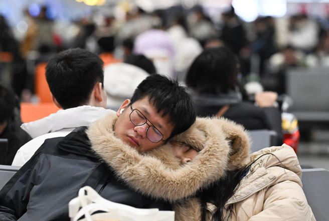 大陆春运高峰期火车站通宵运营。（中新社）