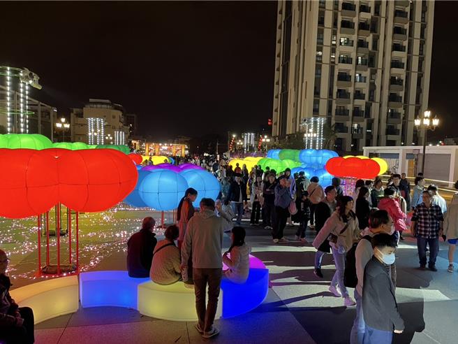 花蓮太平洋燈會在日出大道展開，吸引不少民眾賞燈，初一到初四加碼星空煙火秀。（花蓮縣政府提供／王志偉花蓮傳真）