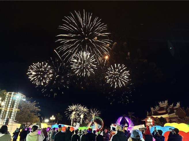 花蓮太平洋燈會在日出大道展開，吸引不少民眾賞燈，初一到初四加碼星空煙火秀。（花蓮縣政府提供／王志偉花蓮傳真）