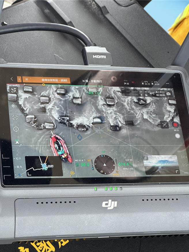 大年初一，45歲泰國籍移工與友人從高屏溪的高雄端走攔沙壩至屏東端捕魚，不料泰男途中落水失聯，1日無人機終於尋獲但已無生命跡象。（屏東消防局提供／謝佳潾屏東傳真）