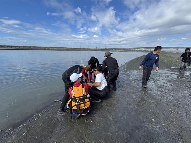 大年初一，45歲泰國籍移工與友人從高屏溪的高雄端走攔沙壩至屏東端捕魚，不料泰男途中落水失聯，1日無人機終於尋獲但已無生命跡象。（屏東消防局提供／謝佳潾屏東傳真）