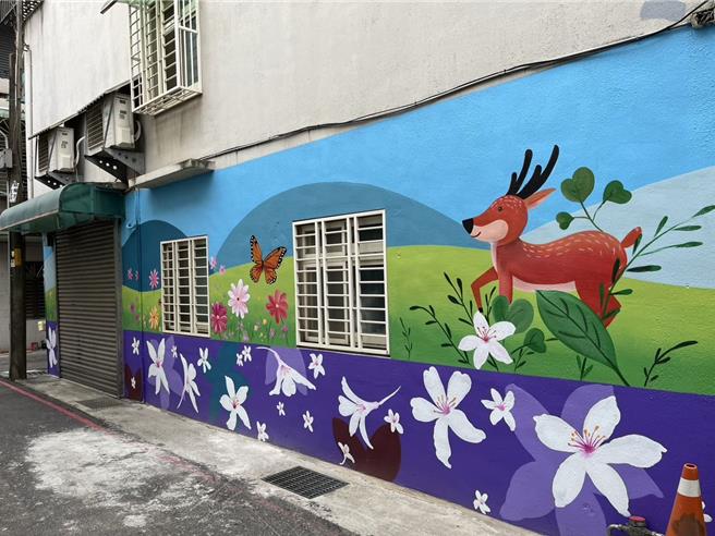 为鼓励更多民眾参与污水下水道建设，新竹县政府在竹北市中华路128巷为接管用户试行后巷美化。（新竹县府提供／邱立雅竹县传真）