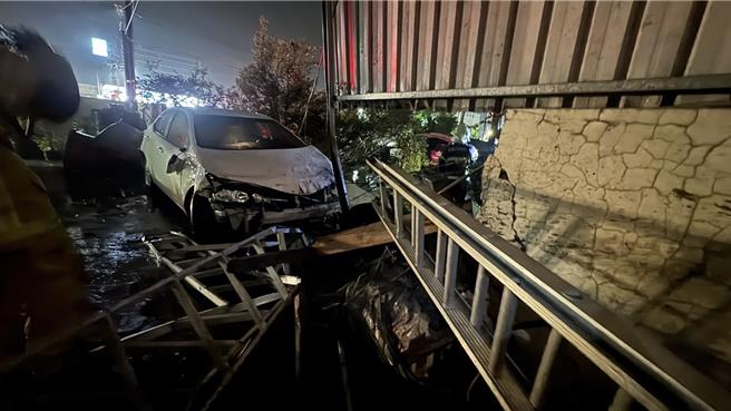 大寮區萬丹路一處工廠大門及圍牆，1日清晨5時許被一輛轎車撞破，屋主一家人被巨大撞擊聲嚇醒，肇事駕駛已逃逸。（民眾提供／郭良傑高雄傳真）