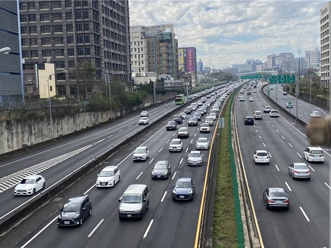 国1新竹路段初四上午10时30分起开始出现车潮，预料中午过后将再现高峰。（陈育贤摄）