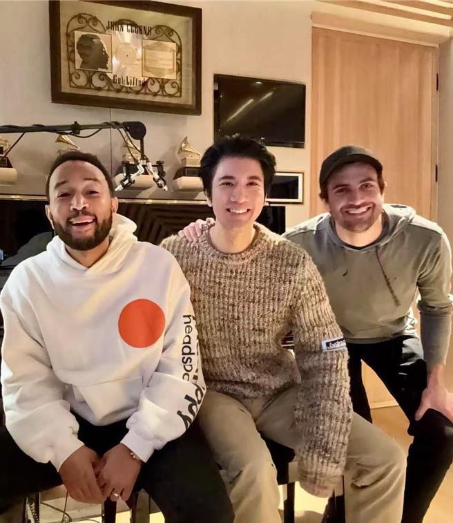 王力宏與John Legend在錄音室合影，曝光驚喜合作。（西東音樂提供）