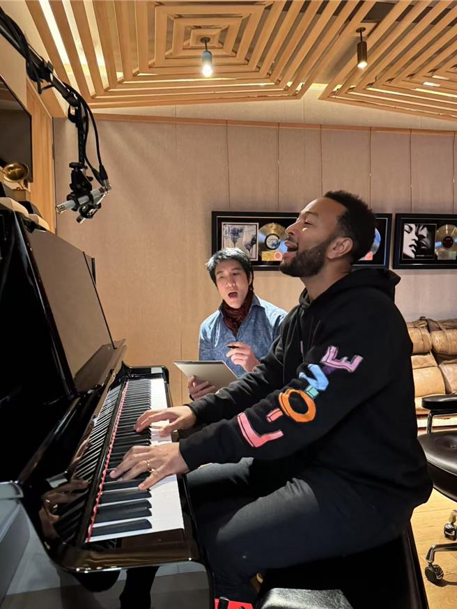 王力宏與John Legend在錄音室合影，曝光驚喜合作。（西東音樂提供）