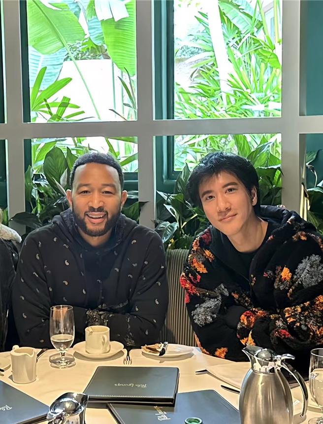 王力宏與John Legend在錄音室合影，曝光驚喜合作。（西東音樂提供）