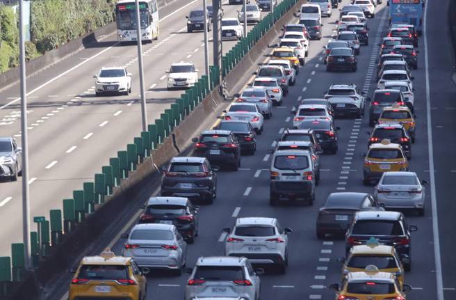 春節連假快結束，民眾準備北返，高速公路南來北往許多路段都湧現車潮。（王英豪攝）