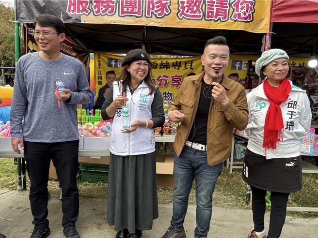 台灣民眾黨代理主席、立委黃國昌1日到台中走春，趁著黃國昌發小紅包時，台中市議員江和樹在一旁受訪時喊話盼黃國昌選台中市長。（馮惠宜攝）