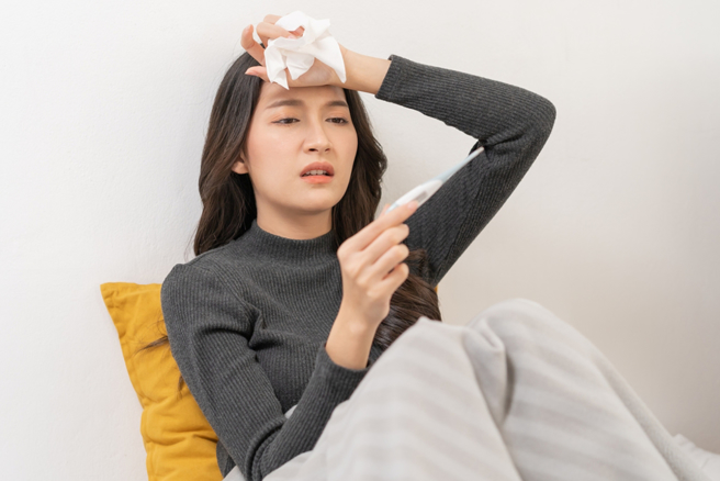 不少民眾过年期间感冒，出现咳嗽、发烧等症状。（图：shutterstock／达志）