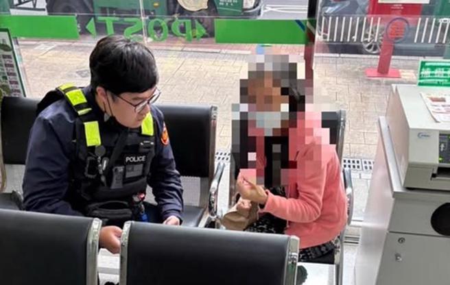 士林分局員警柯正峰（左），向老婦解釋詐騙手法。（警方提供）