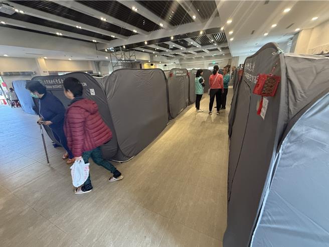 楠西区绿柏园收容中心帐棚住着116名受灾户。（宝智华摄）
