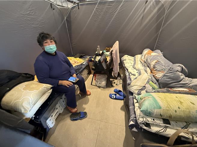 楠西区中兴路63巷受灾户林姓妇人说这辈子第一次住收容中心帐棚，百感交集。（宝智华摄）
