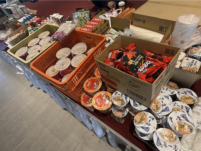 收容中心的民生物资相当齐全，让进驻的受灾户自由取用。（宝智华摄）