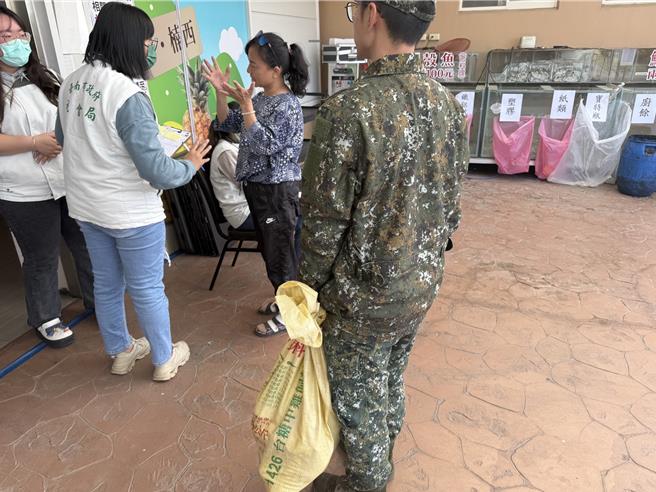 楠西区东势里民吴小姐来回载运自种的白萝卜等蔬菜到收容中心，请社会局人员转送给受灾户。（宝智华摄）