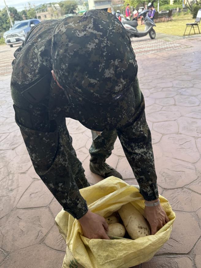 楠西区东势里民吴小姐来回载运自种的白萝卜等蔬菜到收容中心，请社会局人员转送给受灾户。（宝智华摄）