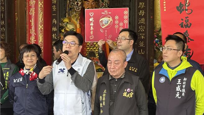 新北副市長劉和然今（1）日代替新北市長侯友宜赴蘆洲湧蓮寺、保和宮、護天宮參拜，為大年初三來的第二日參拜行程。（賀培晏攝）
