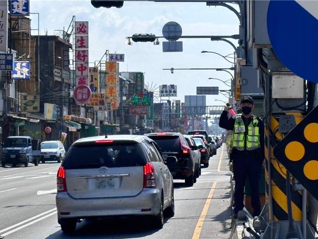 大年初四湧現北上車潮，屏東縣政府警察局預估1日下午北上車流將逐步攀升，可能於晚間達到巔峰，將視狀況調撥車道。（警方提供／謝佳潾屏東傳真）