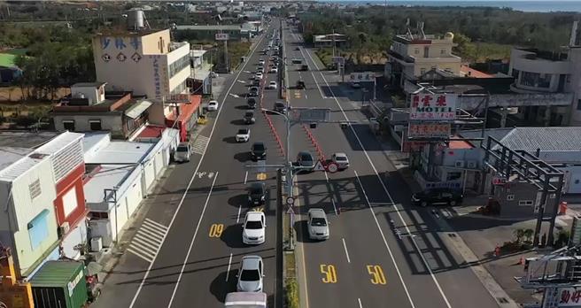 大年初四湧現北上車潮，屏東縣政府警察局預估1日下午北上車流將逐步攀升，可能於晚間達到巔峰，將視狀況調撥車道。（警方提供／謝佳潾屏東傳真）