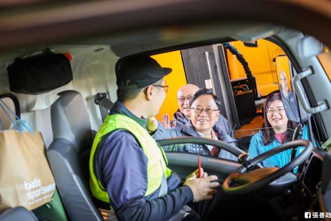 桃园市长张善政1日一早向清洁队员致谢。(翻摄自张善政脸书)