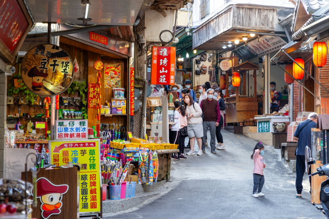一名网友发文嫌弃奋起湖老街，掀起热烈讨论，内行人表示，可以去走附近的森林步道，景色美、空气好。（图：shutterstock／达志）