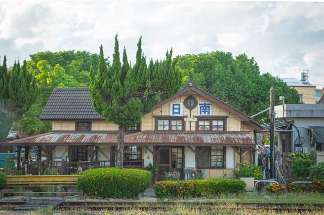 台铁台中大甲－日南单线区间今天下午1时许发生男子入侵轨道事件。（翻摄自台中市观旅局网站）