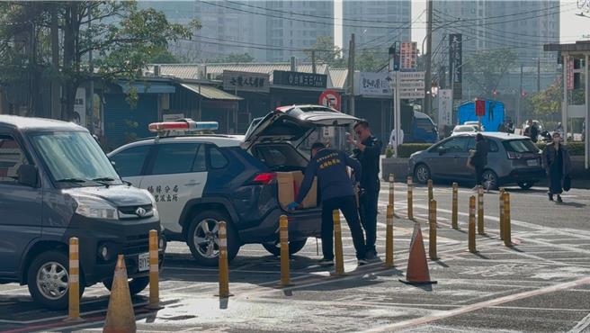 檢警花費超過5小時解剖複驗，發現刀傷集中在頸部，但是否為致命原因仍需等待鑑定報告。（紀爰攝）