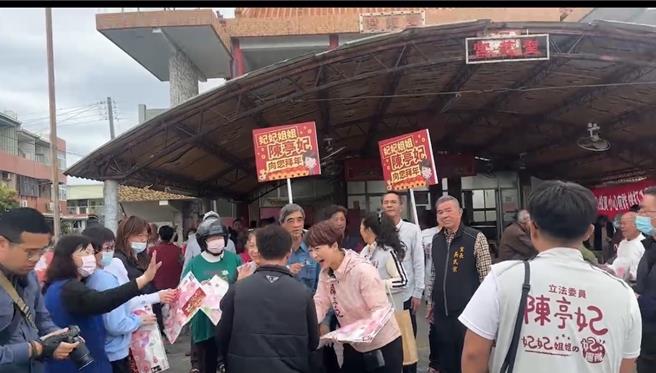 立委陳亭妃在將軍區巷口慈聖宮向鄉親拜年。（陳亭妃服務處提供／寶智華台南傳真）