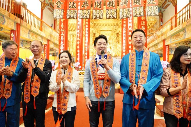 台北市長蔣萬安1日走春行程中午來到信義區松山慈惠堂，藍營立委徐巧芯一同出席參拜。（台北市政府提供）
