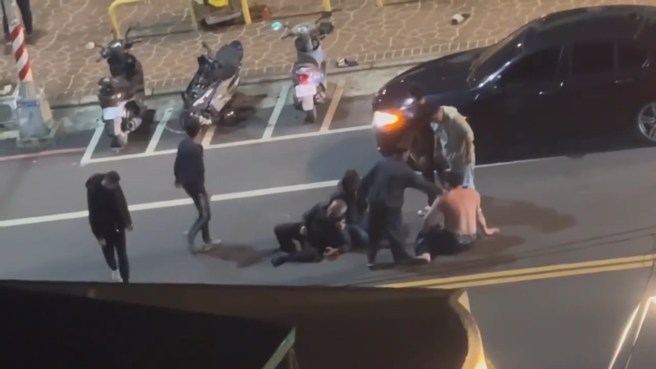 网路疯传桃园平镇的某位里长劝导放烟火被打，没想到警方介入结局大翻转，而这名里长的黑歷史也被挖出。（翻摄脸书我是中坜人）