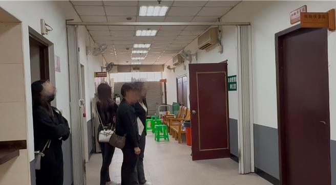 檢察官2月1日相驗方男遺體花費近6小時，方家親友在殯儀館苦苦守候。（紀爰攝）