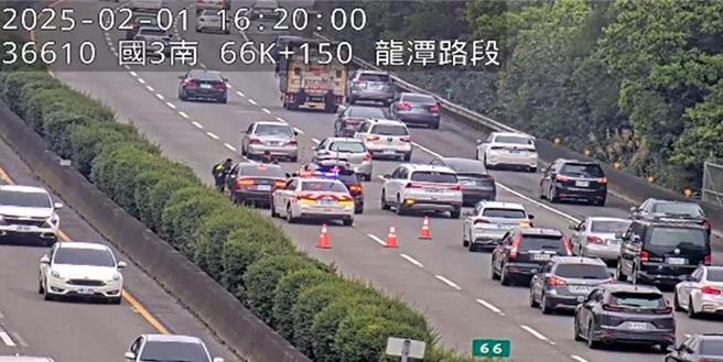 大年初四国3北向65.9公里处发生2辆小客车追撞事故，占用内2线车道。（高公局提供／蔡明亘台北传真）