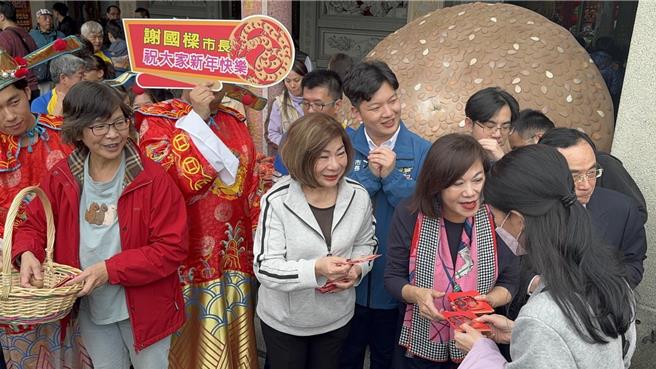 前民眾党立委蔡壁如（左）参选民眾党主席展开全台竞选活动，1日至基隆城隍庙与基隆市副市长邱佩琳（右）一同发放红包给市民。（徐佑升摄）
