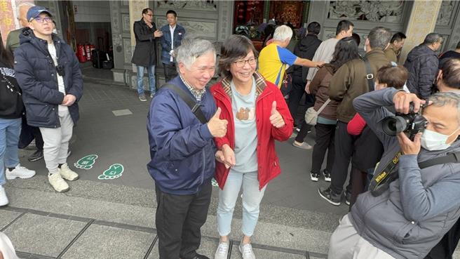 前民眾党立委蔡壁如参选民眾党主席展开全台竞选行程，1日至基隆城隍庙发放红包，遇到民眾热情合影。（徐佑升摄）