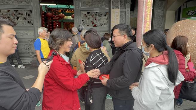 前民眾党立委蔡壁如参选民眾党主席展开全台竞选行程，1日至基隆城隍庙发放红包，民眾反映热情。（徐佑升摄）