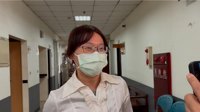 檢察官楊翊妘指揮高市警局楠梓分局將被告拘提到案，經檢察官訊問後，認被告犯強盜殺人重罪，犯罪嫌疑重大，且有逃亡、 湮滅證據之虞，向橋頭地方法院聲請羈押禁見。（紀爰攝）