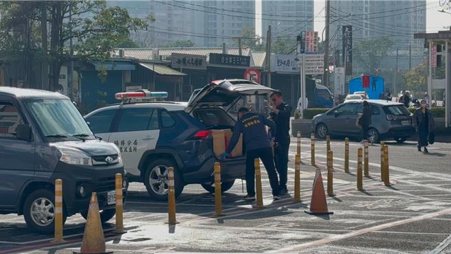 檢警花費近6小時相驗方男遺體，並在1日下午3時許向家屬說明。（紀爰攝）