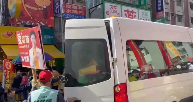 林岱桦团队友持者提供的宾士小巴在高雄市武庙前违规停车遭民眾爆料，林岱桦服务处回应致歉及将主动举发。（民眾提供／郭良杰高雄传真）