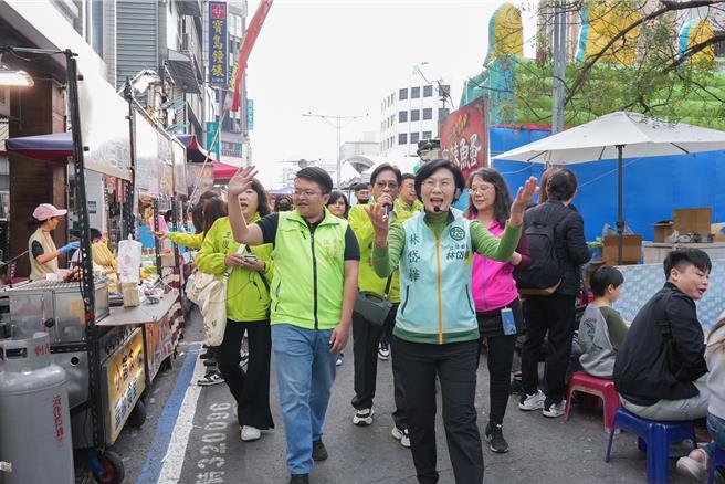 林岱桦为争取民进党内高雄市长初选提名，拜庙扫街动作不断，大量发放文宣品。（林岱桦服务处提供／郭良杰高雄传真）