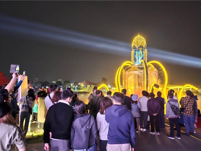 农历春节连假，屏东灯节大受欢迎，屏东县民公园、万年溪、胜利星村与客家灯区等4大灯区，从小年夜至大年初三5天累积吸引超过百万人次。（屏县府提供／谢佳潾屏东传真）
