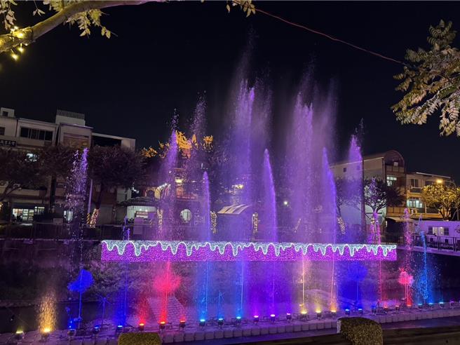 农历春节连假，屏东灯节大受欢迎，屏东县民公园、万年溪、胜利星村与客家灯区等4大灯区，从小年夜至大年初三5天累积吸引超过百万人次。（屏县府提供／谢佳潾屏东传真）