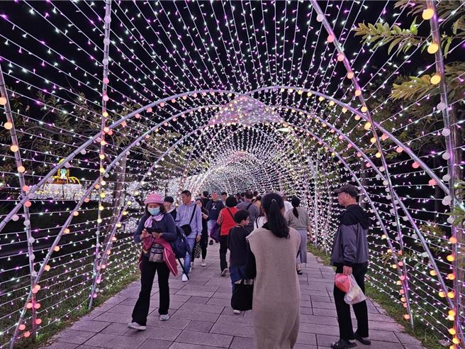 农历春节连假，屏东灯节大受欢迎，屏东县民公园、万年溪、胜利星村与客家灯区等4大灯区，从小年夜至大年初三5天累积吸引超过百万人次。（屏县府提供／谢佳潾屏东传真）