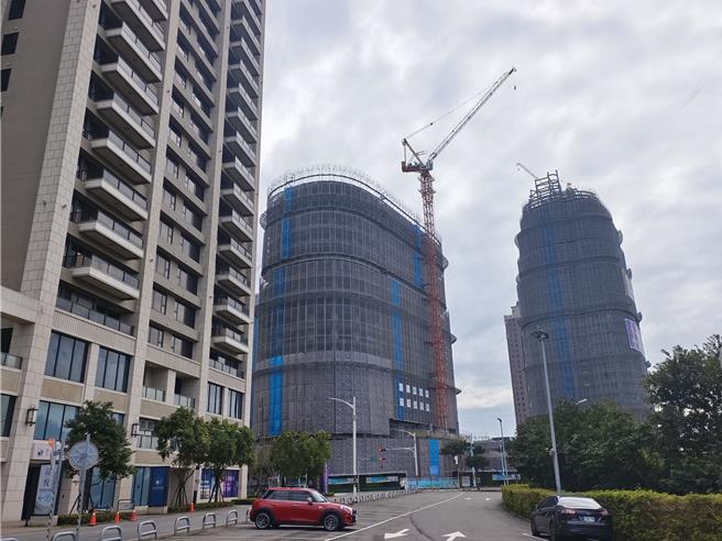 房产业者根据预售屋实价登录统计，桃园市2021年至去年以新屋区预售屋房价成长率最高，从每坪16.3万元飙到29.2万元，涨幅高达79.1％，大溪、龟山以68％、62.3％居2、3名。业者认为，主要是蛋黄区已经饱和，如房价最高的桃园区，去年已经达48.5万元。外扩效应下，助长蛋白区买气。（赖佑维摄）