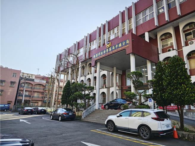 桃园市平镇区1名徐姓里长传春期间，疑似因劝民眾不要在半夜放烟火，民眾心生不满持棍棒殴打里长一事，此消息一出，立刻在网路上引起譁然。桃园市平镇警分局还原事件始末，并通知双方当事人到案说明，讯后将依刑法聚眾斗殴罪移送桃园地检署侦办。（廖姮玥摄）