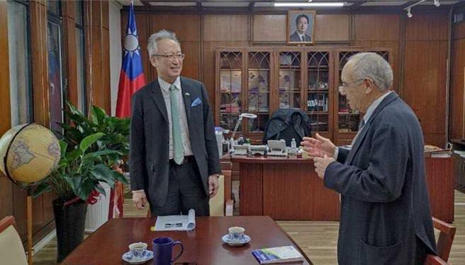 吴志中(左)示警，如果台湾遭受侵略，全世界的工厂将在数周内停摆。（外交部提供）