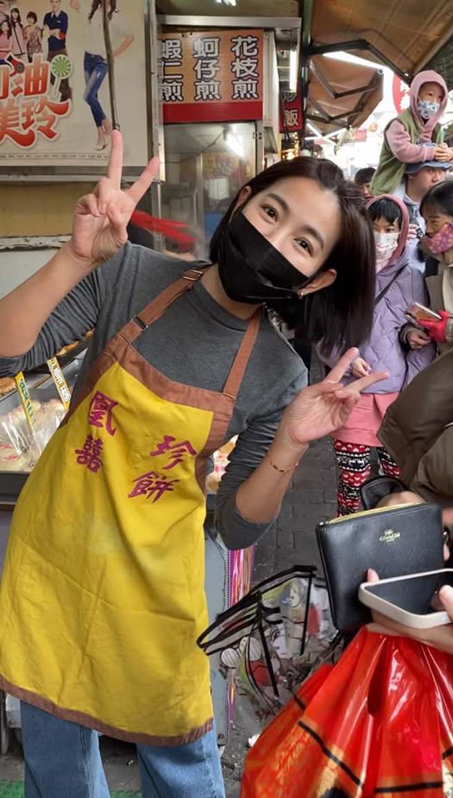 米可白曝光粉丝视角照，过年回家帮忙，成为店内活招牌。（图／翻摄自米可白脸书）