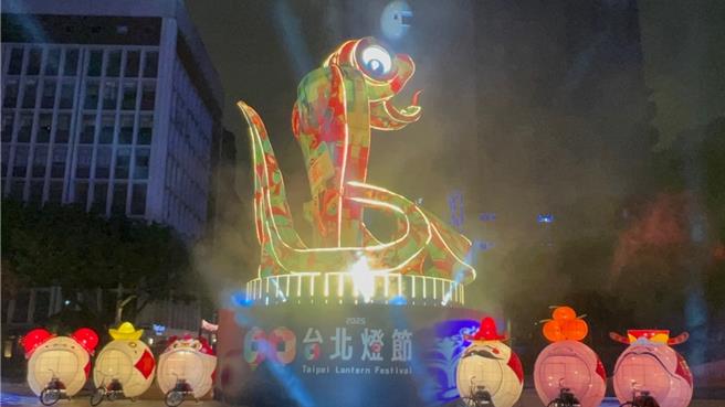 2025台北灯节将于明天大年初五启动，13公尺高的主灯「福蛇豆豆」坐落中山堂，融合LED灯及机械动态。（张珈瑄摄）