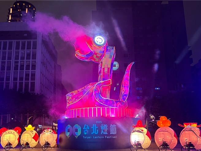 策展人刘志良介绍，这次特别添加LED灯元素，让民眾可以看到福蛇豆豆灵动的眼神，身体、头部也加入机械旋转，365度无死角观赏主灯动态展演。（张珈瑄摄）